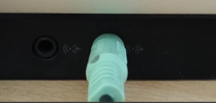 Zeleni kabel zvučnika u docku